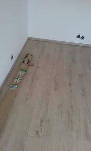 zobafestő Zuglóban Budapesten SZOBAFESTÉS MÁZOLÁS TAPÉTÁZÁS LAMINÁLT PARKETTA LERAKÁS