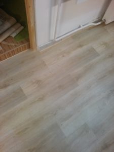 Laminált parketta lerakás